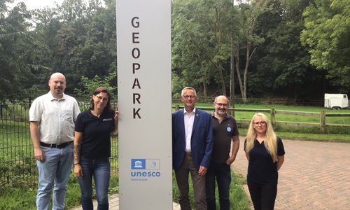 v.l.: Bauamtsleiter der SG Elm-Asse Mathias Stieler, Tanja Mühlhaus vom Geopark, SGB Dirk Neumann, Sven Volkers LK WF und Deborah Trümer vom Geopark.
