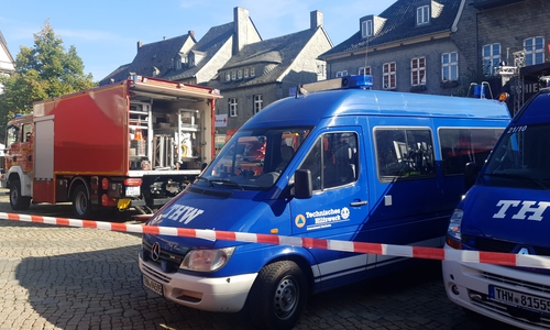 Fahrzeuge des THW und der Gerätewagen Logistik der Goslarer Feuerwehr vor dem Hotel.