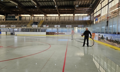 Die neue Saison wird bereits vorbereitet: Eismeister Sascha Krause und Andreas Marek bei der Eisaufbereitung.