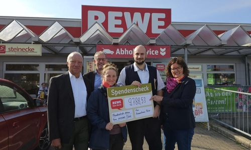Michael Bösche Rewe (Pfandtastisch Beauftragter Gebiet 13), Ralf Keffel, Rewe Vertriebsleiter, Kathrin Kinateder (Peiner Frauenhaus), Marco Correra (Marktmanager Rewe Peine) und Marion Övermühle-Mühlbach, Vorsitzende des Landesfrauenrates Niedersachen (v. li.).