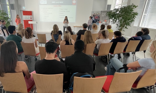 Viele Jugendliche waren gekommen. Souad El Oumari stellte das Programm des MBE vor. 