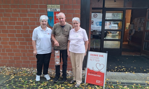 v.l.: Ursula Reiche (DRK Vorstand), Franz Gunther (130. Spende), Christa Roloff (DRK Vorstand).