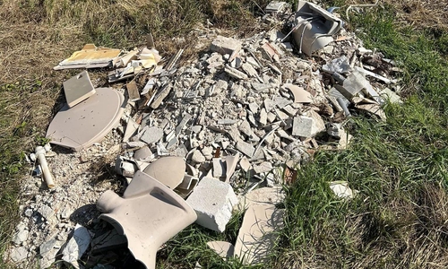 Auf einem Feld bei Halchter wurde ein riesiger Berg Schutt abgeladen.