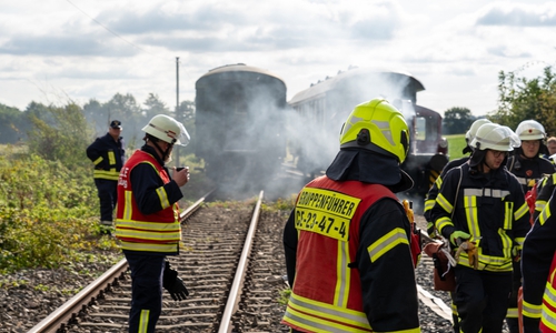 Die Einsatzkräfte haben alle Personen aus den Schienenfahrzeugen retten können und leiteten eine umfangreiche Brandbekämpfung ein.