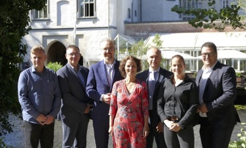 Herr Spieß, Herr Rode, Herr Dr. Walter, Frau Goossens, Herr Dr. Birner, Frau Hoffmann und Landrat Tobias Heilmann stellten die neue Wirtschaftsförderungsstrategie des Landkreises im Gifhorner Rittersaal vor. 