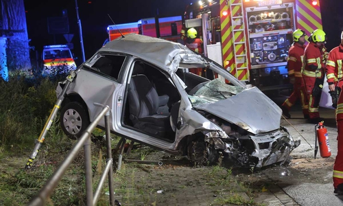 Das Auto blieb nach dem Unfall auf einem Geländer stehen. Die Feuerwehr musste das Fahrzeug abstützen.