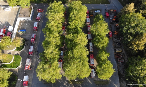 Die Fahrzeuge der KFB haben sich auf dem Parkplatz in der Nähe der Oberschule gesammelt.