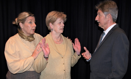 Letitia Blacklock (Heike Löffler-Schrimpf) und Dora Bunner (Katrin Preuß) werden von Inspektor Craddock (Michael Harnisch) befragt. Er versucht herauszufinden was in der Mordnacht in der Villa „Little Paddocks“ geschah.