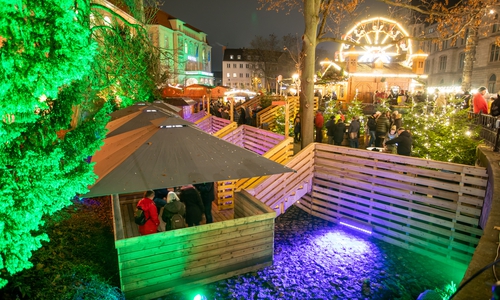 Im Burggraben laden die Flöße dazu ein, den Braunschweiger Weihnachtsmarkt als Gruppe entspannt zu genießen.