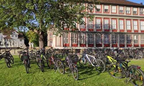 Auch auf der Grünfläche neben dem Schloss werden viele Fahrräder abgestellt. Fehlt es an Abstellplätzen?