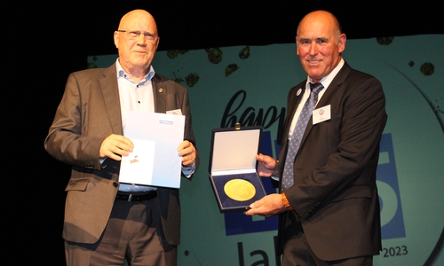 Der Ehrenpräsidenten des Landssportbundes, Prof. Dr. Wolf-Rüdiger Umbach überreichte Klaus Dünwald die Jubiläumsplakette des Landessportbundes.