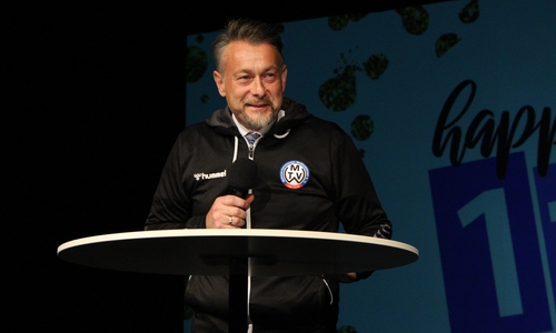 Bürgermeister Ivica Lukanic tauschte das Sakko gegen die MTV-Vereinsjacke.