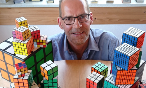 Oliver Wolff lässt aus Zauberwürfeln wahre Kunstwerke entstehen. 