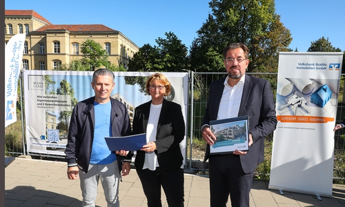 Marco Moretti, Geschäftsführer der moretti wohn- und bauprojekte GmbH (li.), Gabriele Gropp-Stauth vom Architekturbüro STAUTH Architekten und Dirk Rosskopf, Geschäftsführer der Volksbank BraWo Immobilien GmbH, präsentieren die Pläne des Wohncarré Wilhelmstraße. 