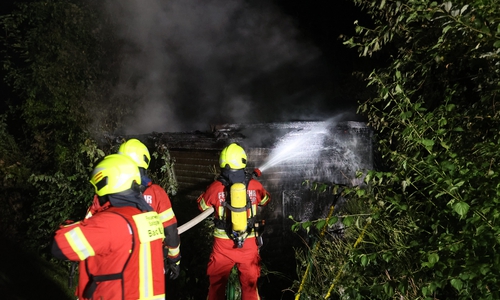 Nachdem der Brandort erreicht werden konnte, begann die Feuerwehr mit den Löscharbeiten.