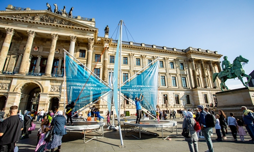 Beim Quattro High Jump springen die Besucherinnen und Besucher des trendsporterlebnis hoch in die Lüfte.