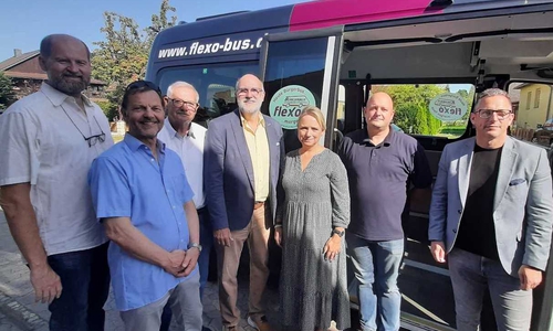 Übergabe des flexo-Fahrzeugs an den Bürgerbusverein Meinersen: Mitglied der Verbandsversammlung Ingo Schramm, Fahrdienstleiter Siegfried Waubke, stell. Bürgerbusleiter Karl-Heinz Giller, Verbandsvorsitzender Detlef Tanke, SG-Bürgermeisterin Karin Single, stell. Bürgermeister Müden Timm Bußmann und Gemeindedirektor Lutz Hesse (v.li.).