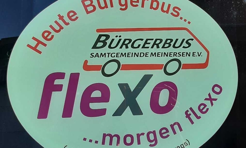 Aufkleber am Fahrzeug. Dieses Jahr ist der Kleinbus noch als Bürgerbus unterwegs, ab Mitte 2024 als „flexo“. 