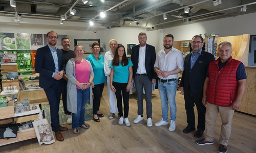 Jens Hofschröer (WMG-Geschäftsführer und Wirtschaftsdezernent der Stadt Wolfsburg), Bernd Rodrian (Institutsleiter des Instituts Heidersberger), Ira von Steimker (Mitglied im WMG-Aufsichtsrat), Gabriele Hübenthal (Mitarbeiterin im Wolfsburg Store), Benjamin Heidersberger (Geschäftsführer des Instituts Heidersberger), Nathalie Delogu (Mitarbeiterin im Wolfsburg Store), Christoph Kaufmann (Leiter Wolfsburg Store und Tourist-Information), Christoph-Michael Molnar (Mitglied im WMG-Aufsichtsrat), Sabah Enversen (stellvertretender Aufsichtsratsvorsitzender der WMG) und Francescantonio Garippo (Mitglied im WMG-Aufsichtsrat) (v. li.).