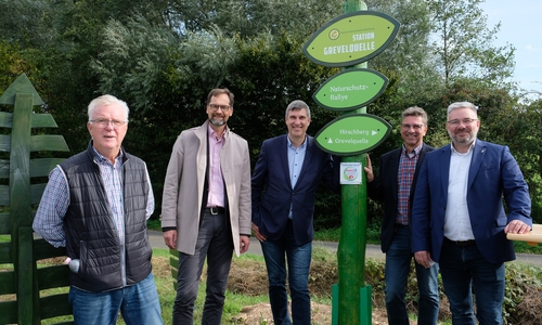 Projektbeteiligte und Förderer bei der Einweihung (von links): Hubert Spaniol (Vorsitzender der Natur- und Umwelthilfe Goslar), Stefan Behrens (Leiter des Fachbereichs Bauen und Umwelt beim Landkreis Goslar), Karsten Behr (Geschäftsführer der Niedersächsischen Bingo-Umweltstiftung), Rainer Schlicht (Projektverantwortlicher beim Landkreis Goslar) und Erster Kreisrat Frank Dreßler.