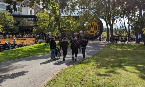 Mirko und seine Begleiter auf dem Weg ins Stadion.