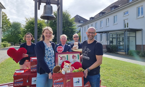 Auf dem Kirchencampus Wolfenbüttel (v.l.): Sabine Klebe-Tarrey, Pädagogische Geschäftsführung des Kita-Verbandes Braunschweig, Wibke Ramm, Fachberaterin für Prävention und Kinderschutzkonzepte, Sebastian Klee; Leiter Arbeitsbereich Kindertageseinrichtungen, Arne Ehlers, Pädagogische Leitung im Propsteiverband Ostfalen (Salzgitter), Jerome Braun, Geschäftsführer der Deutschen Kinderschutzstiftung Hänsel+Gretel.