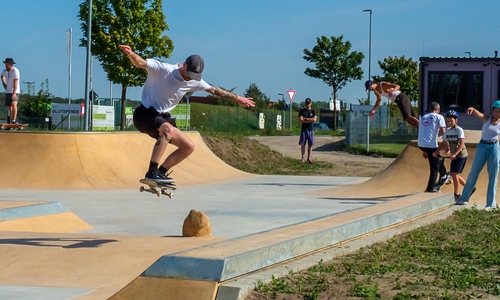 David Windisch (Kickflip) probiert die Bahn gleich aus.