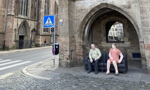 Die Alltagsmenschen werden Teil des Stadtbildes.