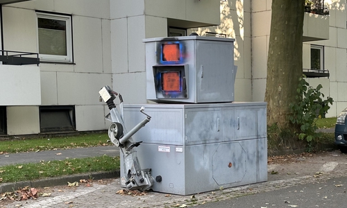 Der Blitzer wurde unter anderem mit Farbe besprüht.