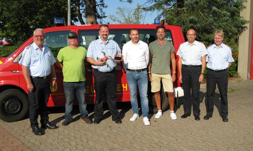 Kreisbrandmeister Rüdiger Ernst, Sebastian Engelhard von Firma Copting GmbH, Gruppenführer Oliver Michael mit der Drohne, Cesare Piro von der Firma Copter-Expert GmbH, Olaf Groeneveld von der Firma copter.eu, stv. Kreisbrandmeister Andreas Runge und stv. Kreisbrandmeister Jörg Diederichs (v.li.).