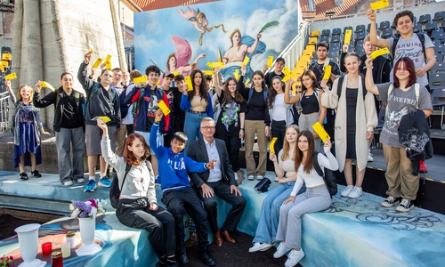 Die Schüler der Realschule John.-F.-Kennedy-Platz und der Realschule Georg-Eckert-Straße freuen sich gemeinsam mit Jens-Uwe Freitag, Vorstandsvorsitzender von BS Energy, über ihren Hauptgewinn.