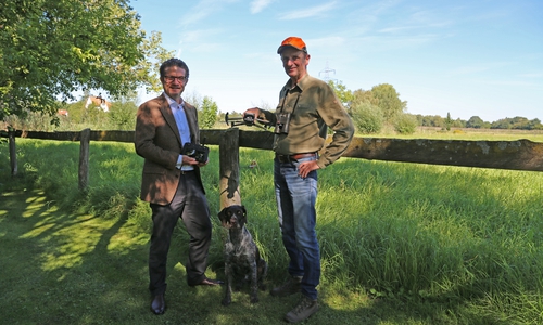 Carsten Ueberschär (l.), Leiter der Direktion Braunschweig der Volksbank BRAWO, mit Hennig Brandes, 1. Vorsitzender der Jägerschaft Braunschweig e.V.. Die Drohne, ausgestattet mit einer sensiblen Wärmebildkamera, erkennt Rehkitze im hohen Gras und schützt sie maßgeblich vor Unfällen mit landwirtschaftlichen Gerätschaften.