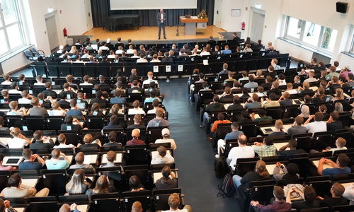 Blick in die Aula bei der Erstsemesterbegrüßung der Ostfalia am Campus Wolfenbüttel.
