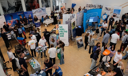 Rund 1.900 Schülerinnen und Schüler besuchten am Mittwoch und Donnerstag die sechste Ausgabe der Berufsstarterbörse AOK & Studienmesse.