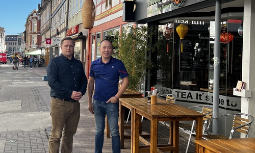 Citymanager Andre Volke (li.) mit Huong Nguyen von Hachi Tea.