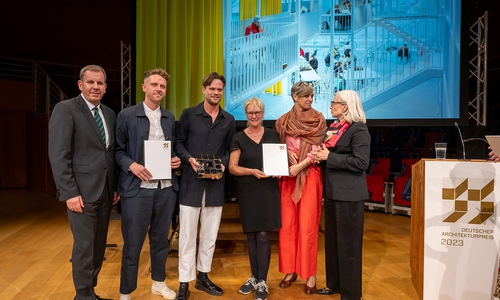 Auslober und Preisträger des Deutschen Architekturpreises 2023: Dirk Scheinemann, Abteilungsleiter im Bundesbauministerium, die Architekten Max Hacke und Gustav Düsing, Bettina Nöhren und Tatjana Schneider von der TU Braunschweig und Andrea Gebhard, Präsidentin der Bundesarchitektenkammer (v. l. n. r.).