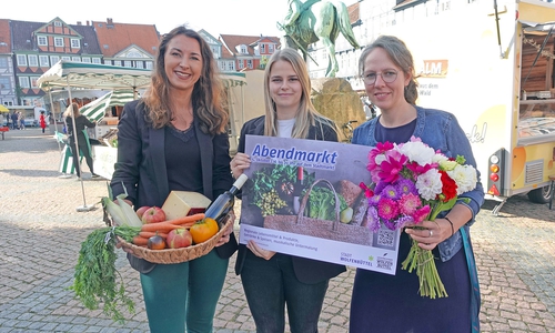 Von links: Anna Wohlert-Boortz, Juliane Löhr und Stephanie Angel freuen sich auf den Abendmarkt am 5. Oktober.
