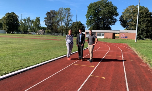 v.l.: Anja Janssen (Fachdienst Tiefbau), Bürgermeister Tobias Grünert und Hauke Mattern (Fachdienstleiter Schule, Kultur und Digitales).