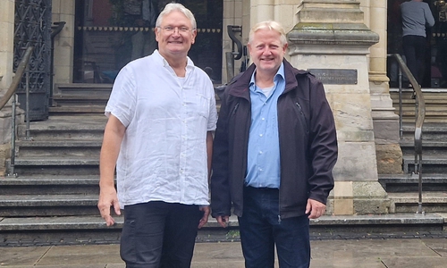 Bernd Aumann (li.) und Thorsten Wendt im Juli 2023  vor dem Braunschweiger Rathaus.