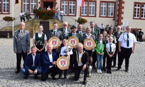 Die Erstplatzierten (Platz 1-3) des Schießens um die Titel der Stadtschützenkönigin, des Stadtschützenkönigs, der/dem Stadtjugendkönig/in und Stadtschülerkönig/in.  Mit Erstem Bürgermeister Stefan Klein (vorne links), Vorsitzender des Kreissportbundes Salzgitter, Clemens Löcke (vorne 2. Von links), Oberbürgermeister Frank Klingebiel (vorne rechts).