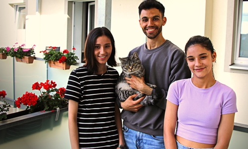 Sodaba (16), Kater Piescho, Salem Azizi, Sahar (13) auf dem Balkon ihrer 50m2 Wohnung in Braunschweig.