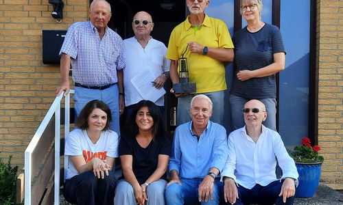 Die unabhängige Jury, die nur sich selbst verpflichtet ist, wählt den oder die Preisträger aus. Von links nach rechts nach der entscheidenden Sitzung 2023: Jim Heise, Ralli Lewitzki, Alfred Kaufmann, Isabel Brandis (stehend), Valea Schweiger, Gülay Yalcinkaya-Aydin, Siegbert Lauk-Reineke und Axel Wilde (Stifter und Initiator der Grubenlampe) (sitzend).