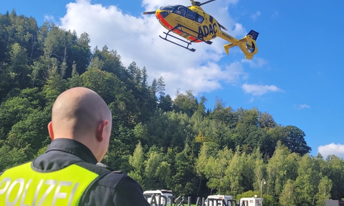 Der Rettungshubschrauber transportiert das verletzte Kind in eine Unfallklinik.