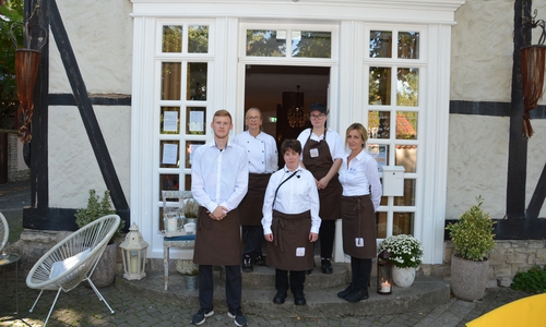 Das Café-Team zu Beginn der Feierstunde (hinten von links): Teamleiterin Michaela Paulmann-Strusch, Paula Wiegener, (vorne von links) Fabian Schauzu, Laura Apostel und Lucja Bischoff.