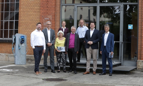 Am Wasserwerk Bienroder Weg nahmen die Testlader Brigitte und Gerhard Köhler aus Dibbesdorf (Mitte, vorne) die Ergebnisse stellvertretend für alle Probanden von Jan Gasten, Geschäftsführer BS Netz, Dr. Volker Lang, Vorstandsmitglied BS Energy, Katharina Baumbusch, Projektmanagerin Innovation bei Thüga, Olaf Bothe, Projektmanager Elektromobilität Kom Dia, Oberbürgermeister Dr. Thorsten Kornblum und Dr. Christoph Ullmer, Leiter Kompetenzcenter Innovation bei Thüga, entgegen (v.li.).