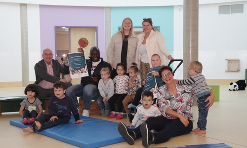 Spendenübergabe an die Villa Kunterbunt und die Villa bunterkund, v.l. Frank Hitzschke (Bereichsleiter Citymanagement bei der WMG), Dr. med. Sally Mukodzi (ärztlicher Leiter des Zentrums für Kinder-Hämatologie und -Onkologie für die Behandlung von Blut- und Krebserkrankungen des Klinikum Wolfsburg), Sophia Hilscher (duale Studentin im WMG-Citymanagement), Naja Wachsmuth (Volontärin im WMG-Citymanagement) und Sandra Reim (Leiterin der Villa Kunterbunt).