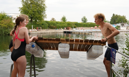 Das Floß wird im Fümmelsee zu Wasser gelassen.