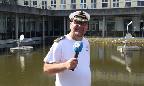 Der bekannte Radiomoderator Marc Angerstein begibt sich auf eine "Große Hafenrundfahrt".