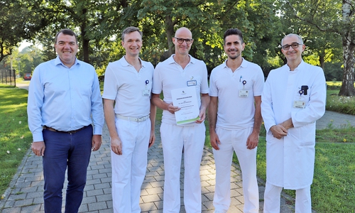 Axel Burghardt, Geschäftsführer des Klinikums, Dr. Mark Jäger, Dr. Dirk Edelhäuser, Dr. Tilmann Dreßel und Prof. Dr. Kinan Rifai (v. li.).