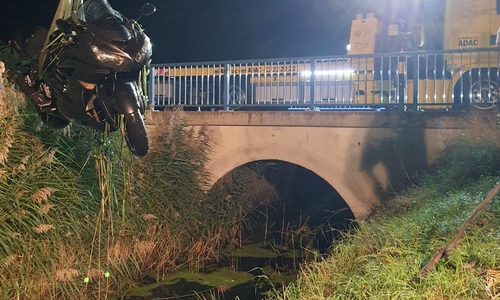 Das Motorrad wird aus dem Wasser geborgen.